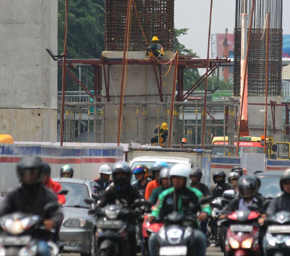 Aktivitas pekerja saat membangun tiang penyangga pada proyek LRT Jakarta Fase 1B rute Velodrome-Manggarai di Rawamangun, Jakarta, Selasa (17/4/2024). PT Jakarta Propertindo (Jakpro) menyatakan, pembangunan LRT Jakarta Fase 1B, yang menghubungkan Velodrome