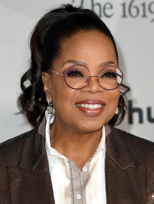 <p>Oprah Winfrey menghadiri pemutaran perdana The 1619 Project di Academy Museum of Motion Pictures, Los Angeles, California, Amerika Serikat, 26 Januari 2023. Kacamata bulat dengan anting-anting berlian melengkapi penampilan Winfrey malam itu. (JC Olivera/Getty Images/AFP)</p>