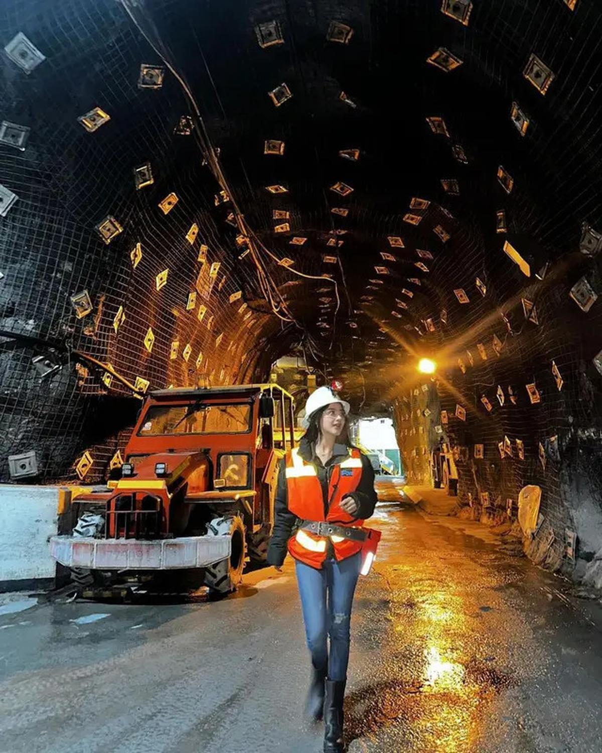 7 Potret Ghea Youbi Liburan di Tambang Emas, Dipuji Bak Ibu Mandor