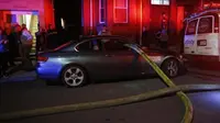 Mobil bermerek BMW yang anteng terparkir itu mengganggu aksi heroik petugas pemadam kebakaran yang sedang bergelut menjinakkan kobaran api.