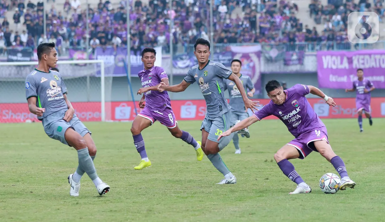 Pemain Persita Tangerang, Ramiro Fergonzi, menendang bola saat melawan Persebaya Surabaya pada laga Liga 1 di Stadion Indomilk Arena, Tangerang, Rabu (18/1/2023). Persebaya menang dengan skor 5-0. (Bola.com/M Iqbal Ichsan)
