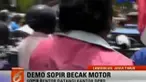 Ratusan warga Tasikmalaya berunjuk rasa memperebutkan sumber mata air hingga patung mantan Presiden RI dipamerkan di Museum Pusat TNI AD.
