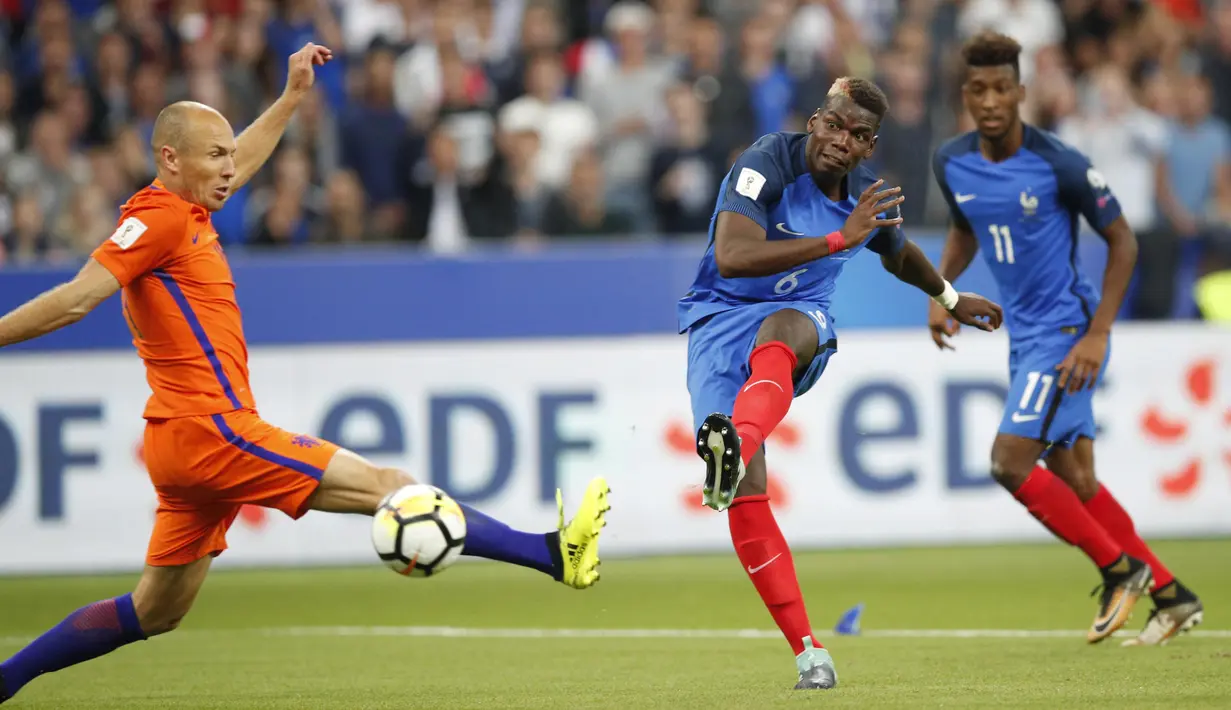 Aksi Paul Pogba melepaskan tembakan melewati adangan pemain Belanda, Arjen Robben (kiri) pada kualifikasi Piala Dunia 2018 Grup A di Stade de France stadium, Saint-Denis, (31/8/2017). Prancis menang 4-0. (AP/Christophe Ena)
