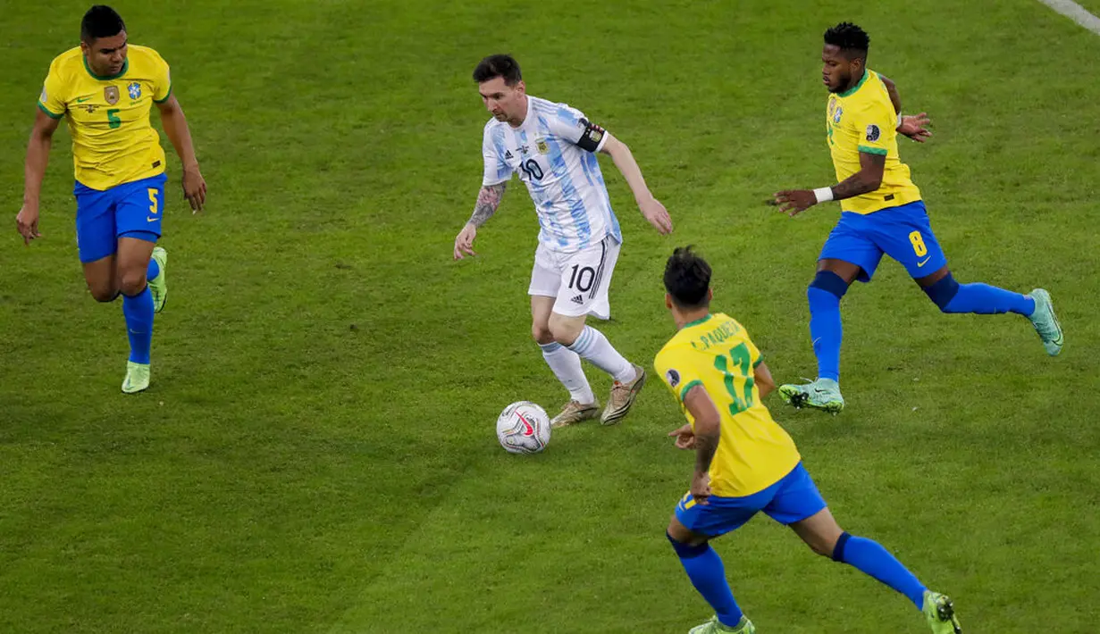 Penyerang Argentina, Lionel Messi membawa bola dari kawalan tiga pemain Brasil pada pertandingan final Copa America di stadion Maracana di Rio de Janeiro, Brasil, Minggu (11/7/2021). Argentina menang tipis atas Brasil 1-0 berkat gol tunggal Angel Di Maria. (AP Photo/Silvia Izquierdo)
