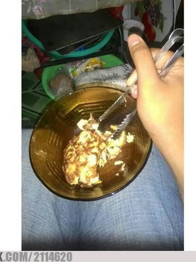 6 Cara Makan Pakai Sumpit Ini Kelewat Nyeleneh, Kocak