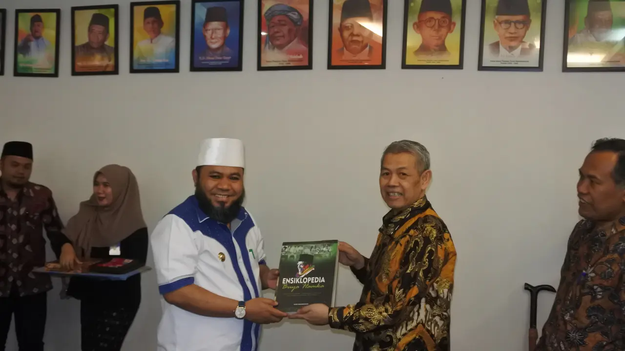Rektor Uhamka Gunawan Suryoputro saat bertemu wali kota Bengkulu.