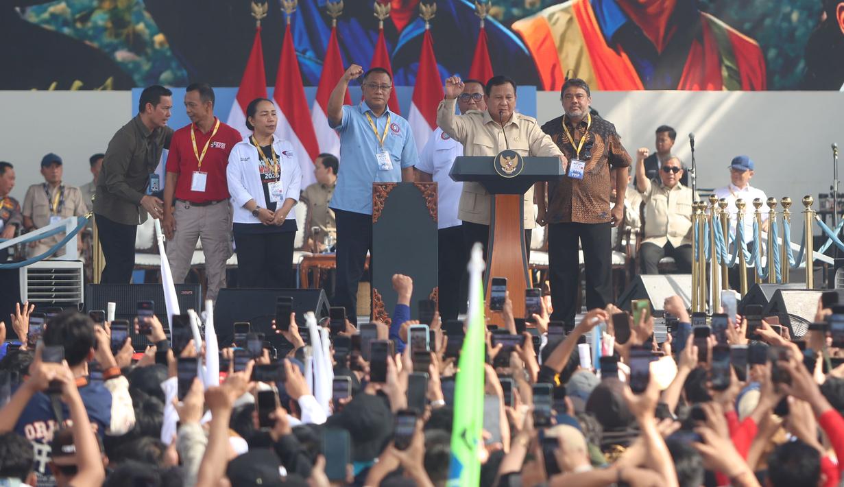Presiden Prabowo Subianto (kedua kanan berdiri) didampingi sejumlah ketua organisasi-organisasi pekerja menyampaikan pidato dalam peringatan Hari Buruh Internasional alias May Day 2026 di area Monumen Nasional (Monas), Jakarta, Jumat (1/5/2026). (merdeka.com/Arie Basuki)