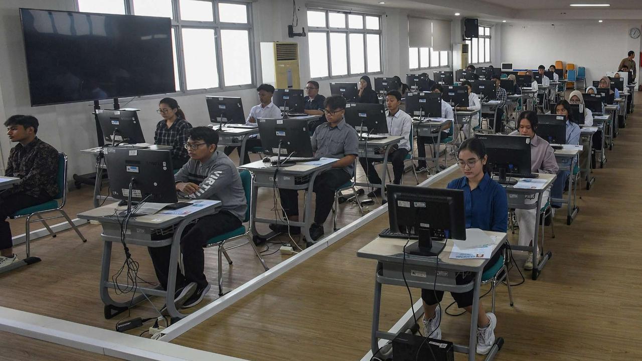 Peserta mengikuti UTBK-SNBT di Kampus UPN Veteran