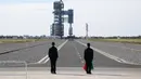 Para pejabat berdiri di landasan jelang peluncuran roket Long March-2F Y12 yang membawa pesawat ruang angkasa Shenzhou-12 di Pusat Peluncuran Satelit Jiuquan, China, Kamis (17/6/2021). Di stasiun ruang angkasa nanti, mereka akan melakukan tugas selama tiga bulan ke depan. (AP Photo/Ng Han Guan)