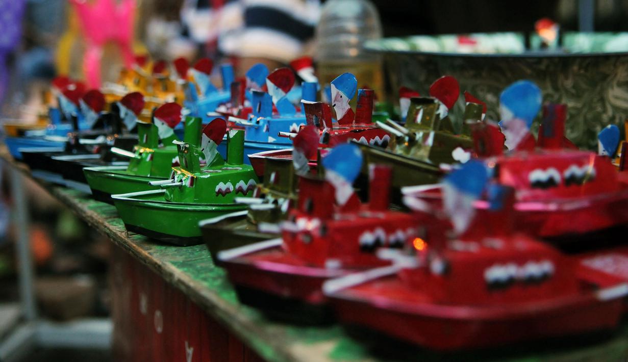 Kapal othok-othok dicat beraneka warna untuk menarik minat pembeli. Tampak sejumlah kapal othok-othok dijajakan saat perayaan Pesta Rakyat Bogor, Kamis (5/3/2015). (Liputan6.com/Helmi Fithriansyah)