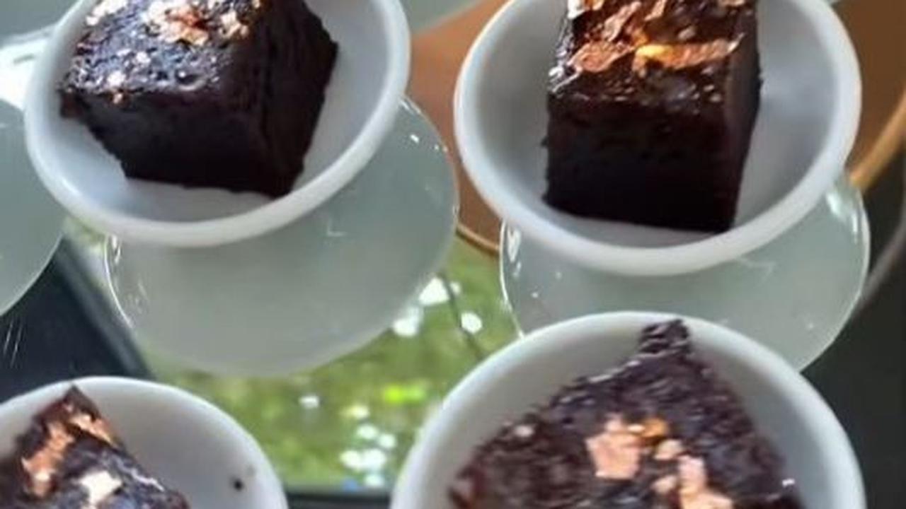 Kue Coklat Bertabur Emas <br>