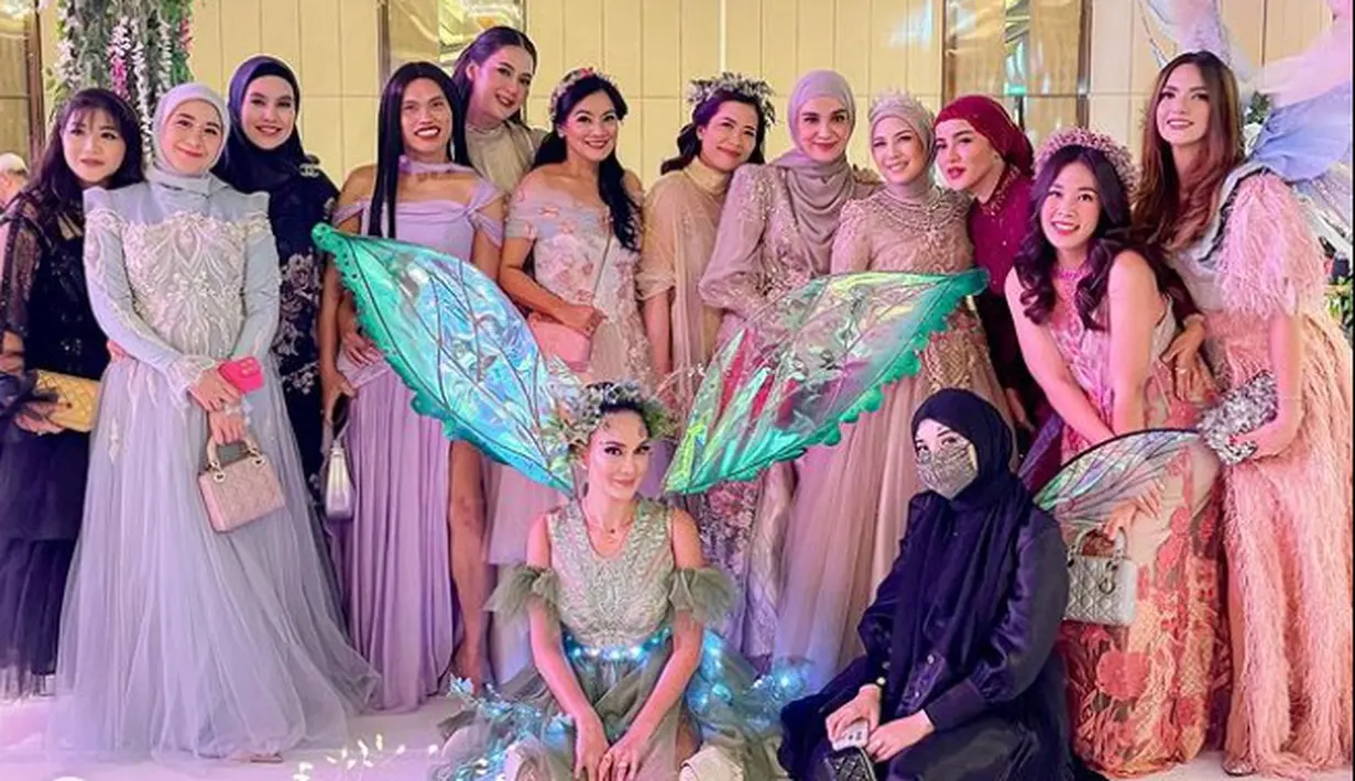 Melengkapi dress hitamnya, Zaskia Sungkar kenakan sayap kecil sebagai aksen [@zaskiasungkar15]