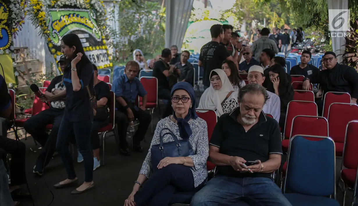Sejumlah tamu melayat almarhumah istri Indro Warkop, Nita Octobijanthy di rumah duka kawasan Pulo Mas, Jakarta, Rabu (10/10). Istri Indro Warkop meninggal di rumah sakit akibat kanker paru-paru yang diidapnya sejak 2017 silam. (Liputan6.com/Faizal Fanani)