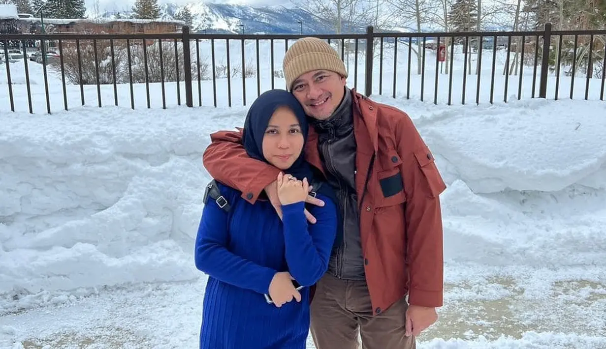 Jarak usia yang cukup jauh tak menghalangi Ivan Fadilla dan sang istri untuk saling memadu kasih. (FOTO: instagram.com/nyaisarni2/)