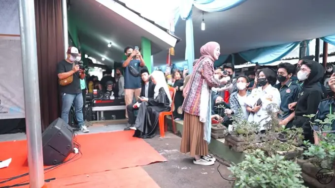 6 Momen Nisa Sabyan Manggung di Hajatan Kampung, Disebut Sepi Job