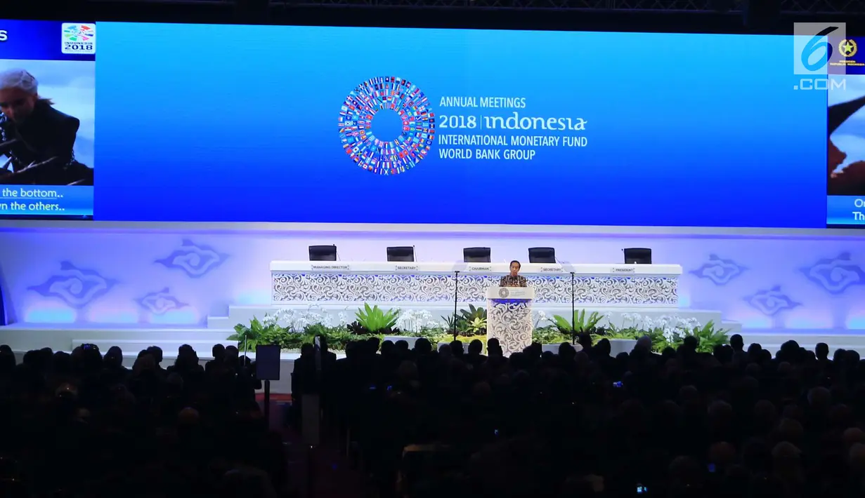 Presiden Joko Widodo menyampaikan sambutan pada Pertemuan Tahunan IMF-WB Group 2018, Bali, Jumat (12/10). Dalam pidatonya, Jokowi mengumpamakan kondisi ekonomi global sekarang seperti cerita serial televisi Game of Thrones. (Liputan6.com/Angga Yuniar)