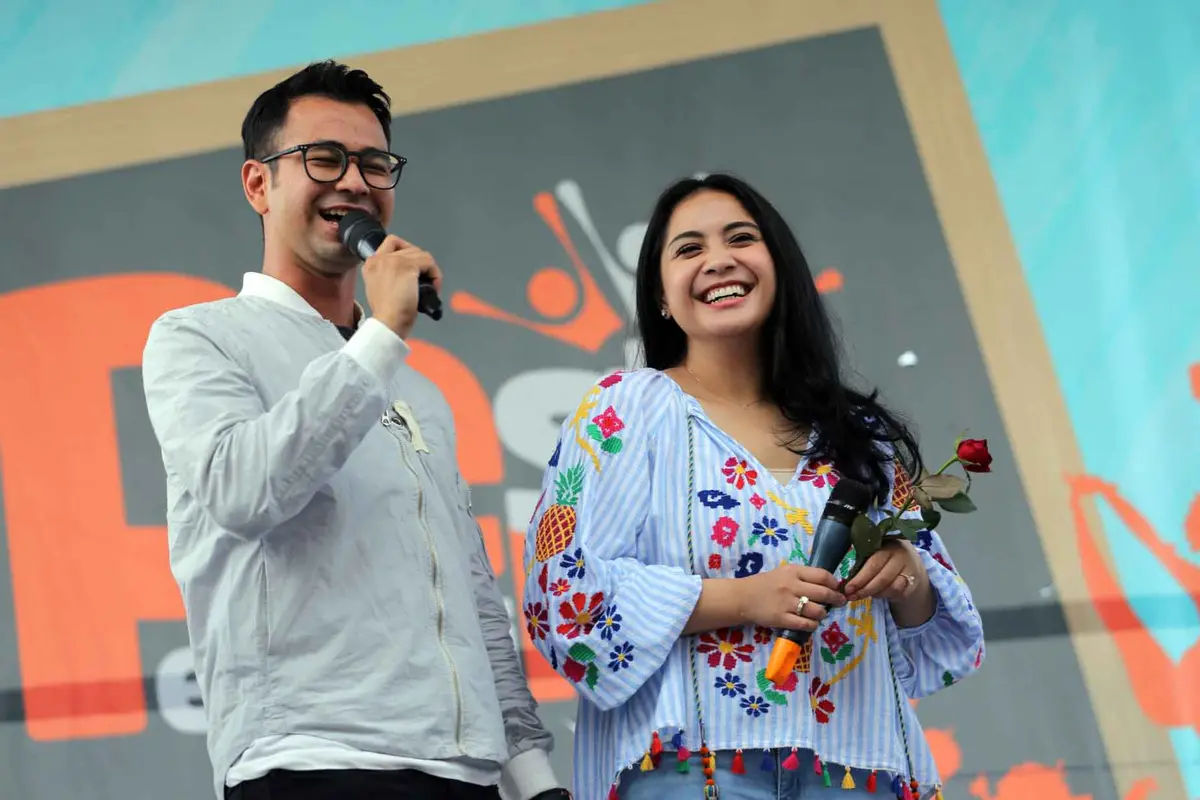 [Bintang] Romantis, Raffi Ahmad dan Nagita Cover Surat Cinta untuk Starla