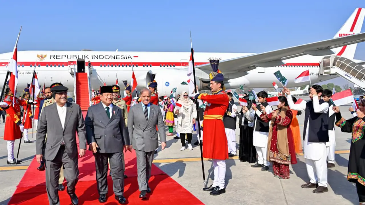 Presiden Prabowo Subianto saat tiba di Islamabad, Pakistan.