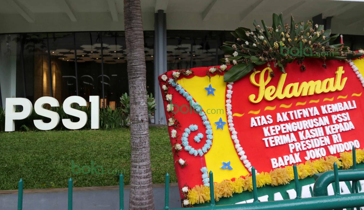 Ucapan selamat atas pencabutan pembekuan PSSI  hanya menjadi harapan dan hiasan gedung kantor PSSI. (Bola.com/Nicklas Hanoatubun)
