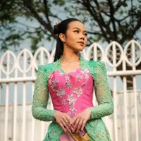 Saat manggung, penyanyi bersuara emas ini memilih mengenakan kebaya bernuansa tosca yang dipadukan dengan bustier pink cerah. [@yurayunita].