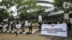 Serikat pekerja JICT menggelar aksi di depan Gedung Kejaksaan Agung, Jakarta, Jumat (30/4/2021). Dalam aksinya mereka mendukung upaya Kejagung untuk mengusut kasus dugaan tindak pidana korupsi terkait  perpanjangan kontrak pelabuhan petikemas nasional JICT. (Liputan6.com/Faizal Fanani)
