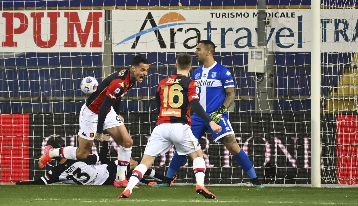Striker Genoa, Gianluca Scamacca (kiri) melakukan selebrasi usai mencetak gol penyeimbang 1-1 ke gawang Parma dalam laga lanjutan Liga Italia 2020/2021 pekan ke-28 di Ennio Tardini Stadium, Parma, Jumat (19/3/2021). Genoa menang 2-1 atas Parma. (LaPresse via AP/Massimo Paolone)