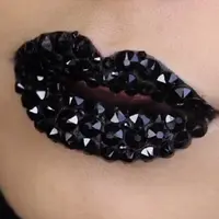 Lipstik hitam dengan tambahan swarovski. (via: instagram/_divamaker)