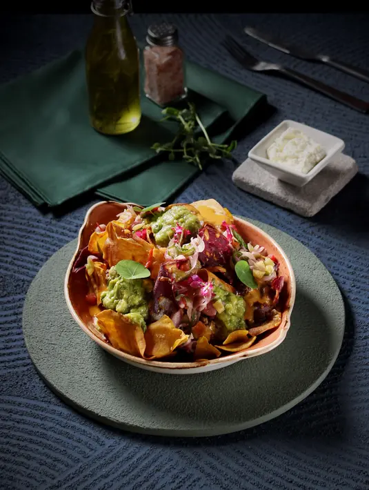 Menu pembuka favorit di Sea Grain Restaurant & Bar adalah Sweet Potato Nachos. Tak hanya tampilannya yang estetik, perpaduan crispy sweet potato, alpukat, dabu-dabu goacamole, dan sour cream betul-betul ciamik. (Foto: Sea Grain Restaurant & Bar)