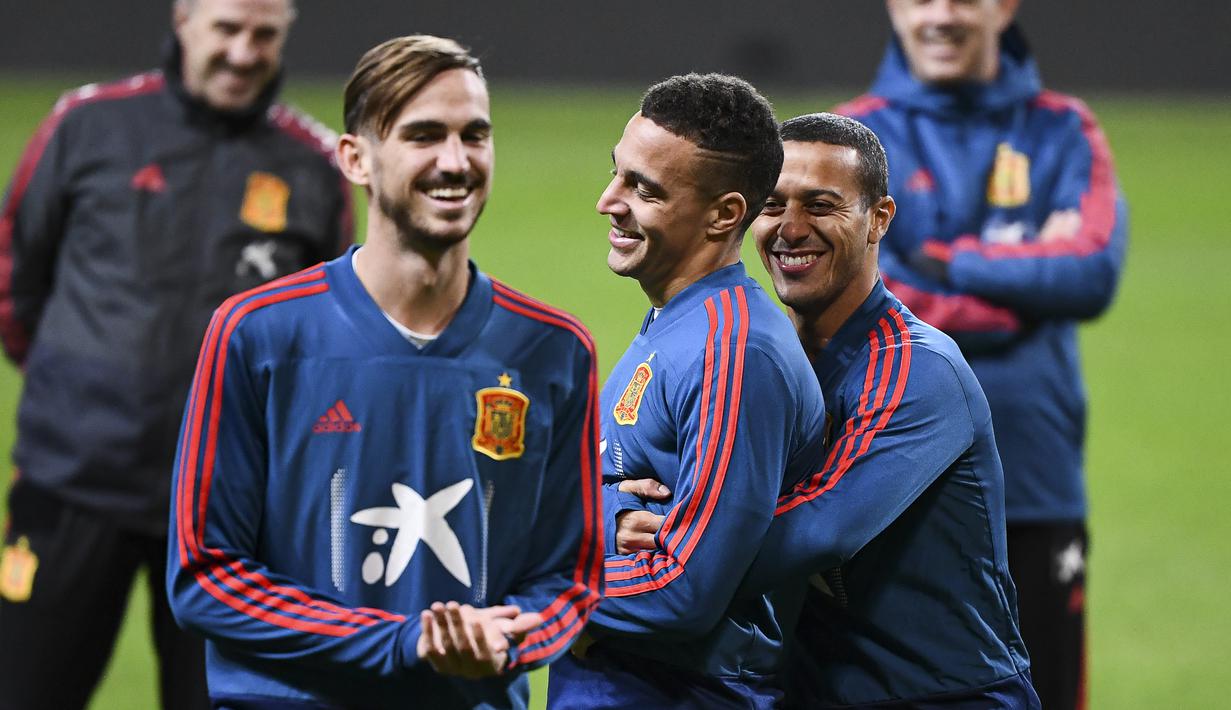 Para pemain Spanyol bercanda saat mengikuti sesi latihan tim di Solna, Swedia (14/10/2019). Spanyol akan bertanding melawan Swedia pada Grup F Kualifikasi Piala Eropa 2020 di Stadion Friends Arena. (AFP Photo/Jonathan Nackstrand)