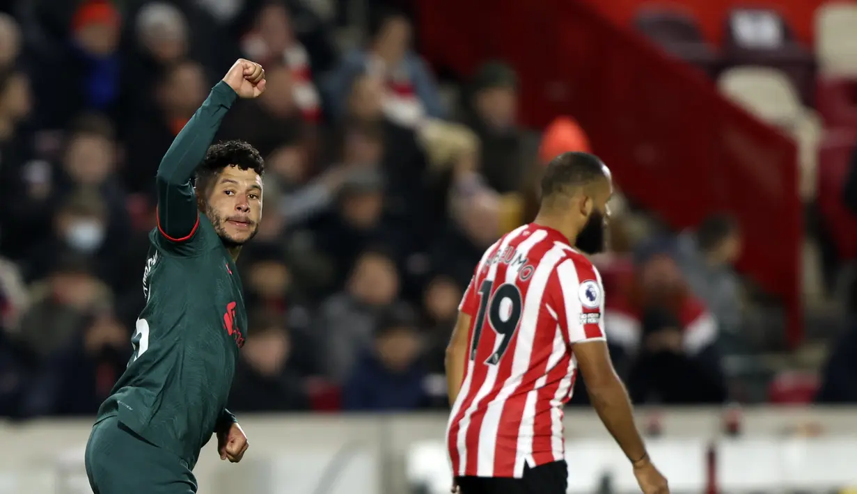 Gelandang Liverpool, Alex Oxlade-Chamberlain berselebrasi usai mencetak gol ke gawang Brentford pada pertandingan lanjutan Liga Inggris di di Gtech Community Stadium di London, Selasa (3/1/2023). Brentford menang atas Liverpool dengan skor 3-1. (AP Photo/Ian Walton)