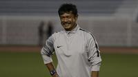 Pelatih Timnas Indonesia U-22, Indra Sjafri, saat mendampingi timnya berlatih di Stadion Rizal Memorial, Manila, Jumat (22/11/2019). Tim Garuda Muda akan berlaga di SEA Games 2019 mulai 26 November. (Bola.com/Muhammad Iqbal Ichsan)