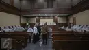 Petugas memeriksa ruang sidang tindak pidana korupsi di Gedung Pengadilan Negeri Tipikor Jakarta Pusat yang akan menjadi tempat baru pelaksanaan sidang tindak pidana korupsi di Bungur, Jakarta, Jumat (13/11). (Liputan6.com/Faizal Fanani)