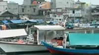 Mereka menempati perahu-perahu nelayan yang berada tak jauh dari Pasar Ikan.
