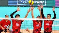 Pemain timnas voli putra Indonesia Rivan Nurmulki (12),&nbsp;Hernanda Zulfi, dan Doni Haryono mencoba memblok serangan Bahrain pada laga kedua Pool F&nbsp;AVC Challenge Cup 2023&nbsp;di University of Taipei, Senin (10/7/2023). Indonesia menang 3-2 (33-31, 25-27, 21-25,25-23, 15-11) dan lolos ke babak 12 besar sebagai juara pool F. (foto: Instagram @avcvolley)