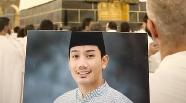Emmeril Kahn Mumtadz atau Eril, putra Ridwan Kamil, saat ini telah resmi menyandang gelar haji (https://www.instagram.com/p/CfysbkqlYoM/)