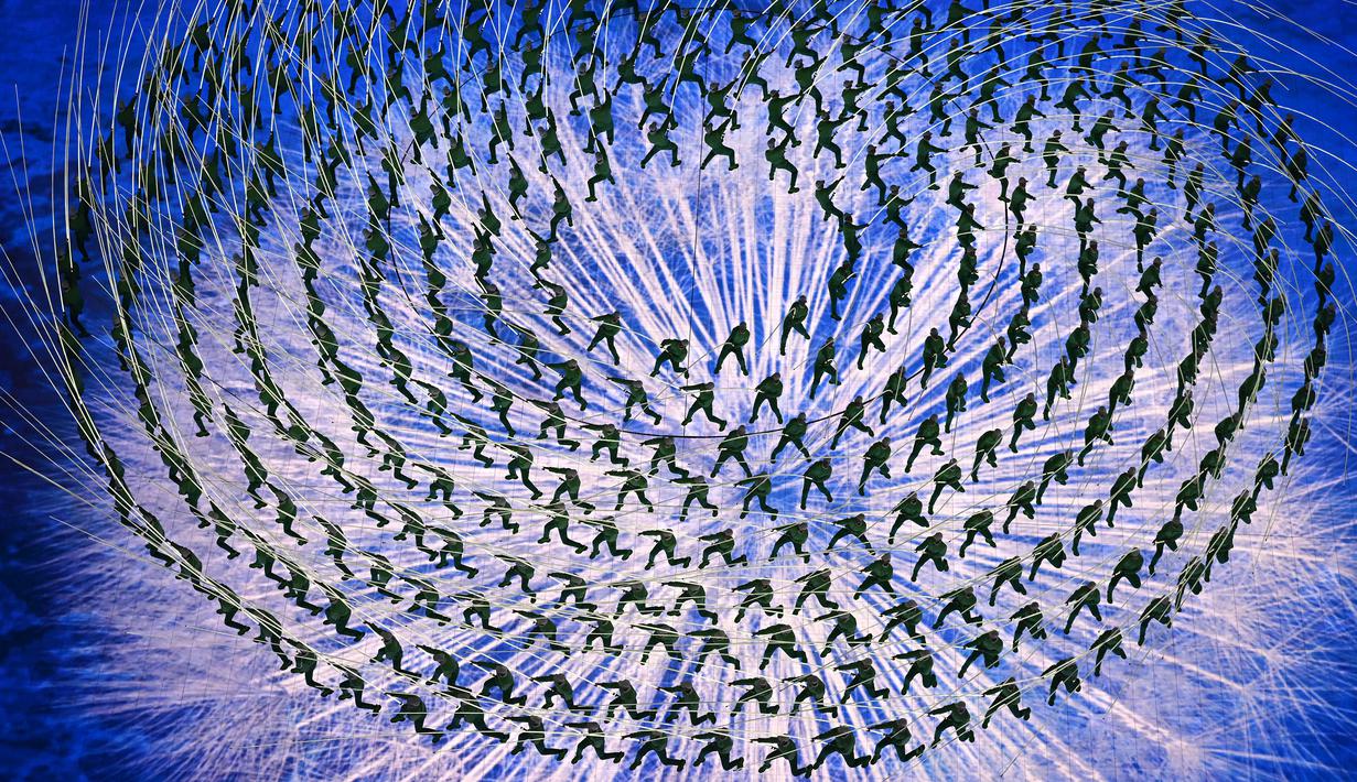 Para penampil ambil bagian dalam upacara pembukaan Olimpiade Musim Dingin Beijing 2022, di Stadion Nasional, yang dikenal sebagai Stadion Bird's Nest, di Beijing, pada 4 Februari 2022. (AFP/Antonin Thuillier)