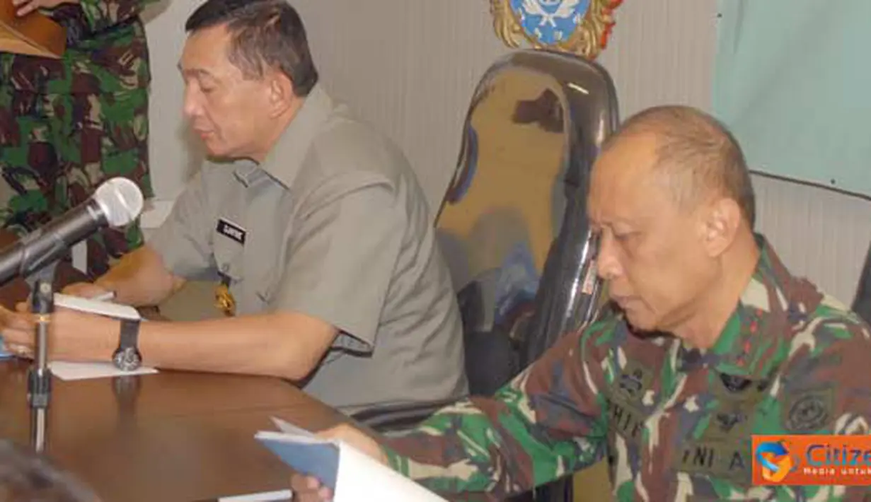 Citizen6, Lebanon: Wamenhan RI, Letjen TNI (Purn) Sjafrie Sjamsoeddin beserta Ibu Etty Sjafrie Samsoeddin melakukan kunjungan ke Markas Satgas Indonesian Battalion (Indobatt) di Adshit Al Qusayr UN POSN 7-1, Lebanon selatan, Kamis (7/4). (Pengirim: Badar)