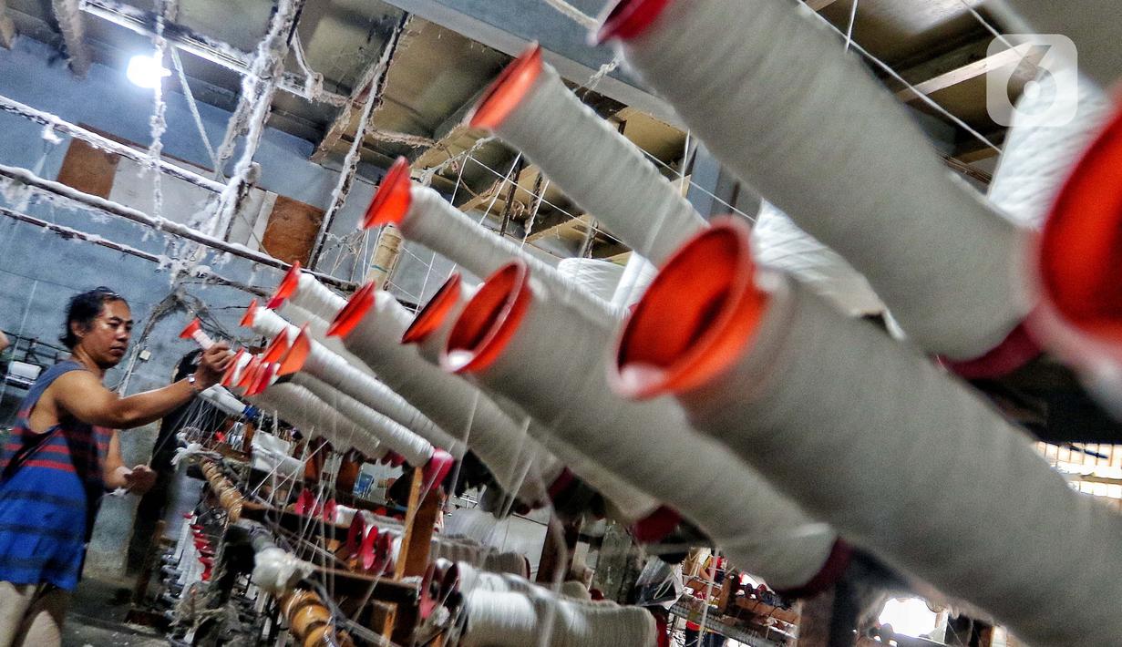 Pekerja memintal benang di Kebayoran Lama, Jakarta, Kamis (19/1/2023). Pemerintah menargetkan penyaluran Kredit Usaha Rakyat (KUR) pada Tahun 2023 sebesar Rp460 triliun atau jumlah ini naik 23,32 persen dari tahun 2022 yang sebesar Rp373 triliun. (Liputan6.com/Angga Yuniar)