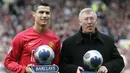 Gelandang Manchester United, Cristiano Ronaldo, bersama manajernya, Sir Alex Ferguson, menerima penghargaan pemain dan manajer terbaik Premier League di Stadion Old Trafford, Manchester, Minggu (13/4/2008). (AFP/Paul Ellis)