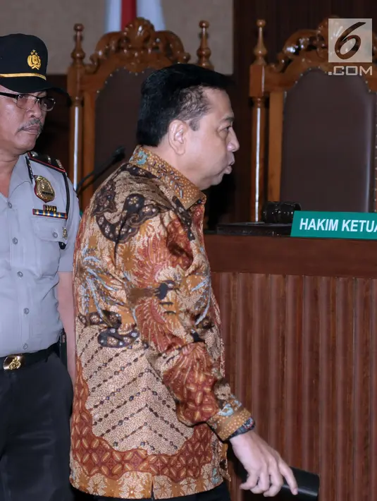 Terdakwa korupsi proyek e-KTP, Setya Novanto bersiap meninggalkan ruang sidang usai mendengar pembacaan putusan di Pengadilan Tipikor, Jakarta, Selasa (24/4). Setya Novanto divonis hukuman pidana 15 tahun penjara. (Liputan6.com/Helmi Fithriansyah)