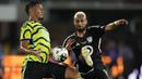 Bek Arsenal, William Saliba (kiri) berebut bola dengan gelandang MLS All-Stars, Hany Mukhtar pada laga pramusim 2023/2024 di Washington DC, Amerika Serikat, Kamis (20/7/2023) pagi WIB. (AP Photo/Alex Brandon)