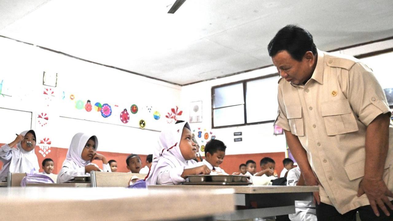 Prabowo tinjau Makan Bergizi Gratis di Bogor