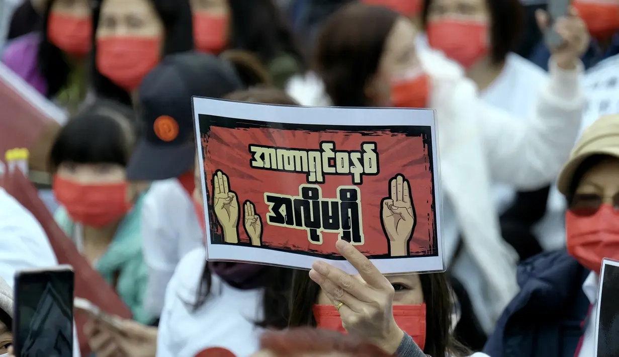 Seorang pria asal Myanmar yang tinggal di Taiwan menunjukkan poster bertuliskan "Tidak perlu militer" untuk memprotes kudeta militer di negara asalnya di Free Square, Taipei pada Minggu (21/3/2021). Taiwan adalah rumah bagi sekitar 40.000 orang yang berasal dari Myanmar, yang sebagian besar adalah e