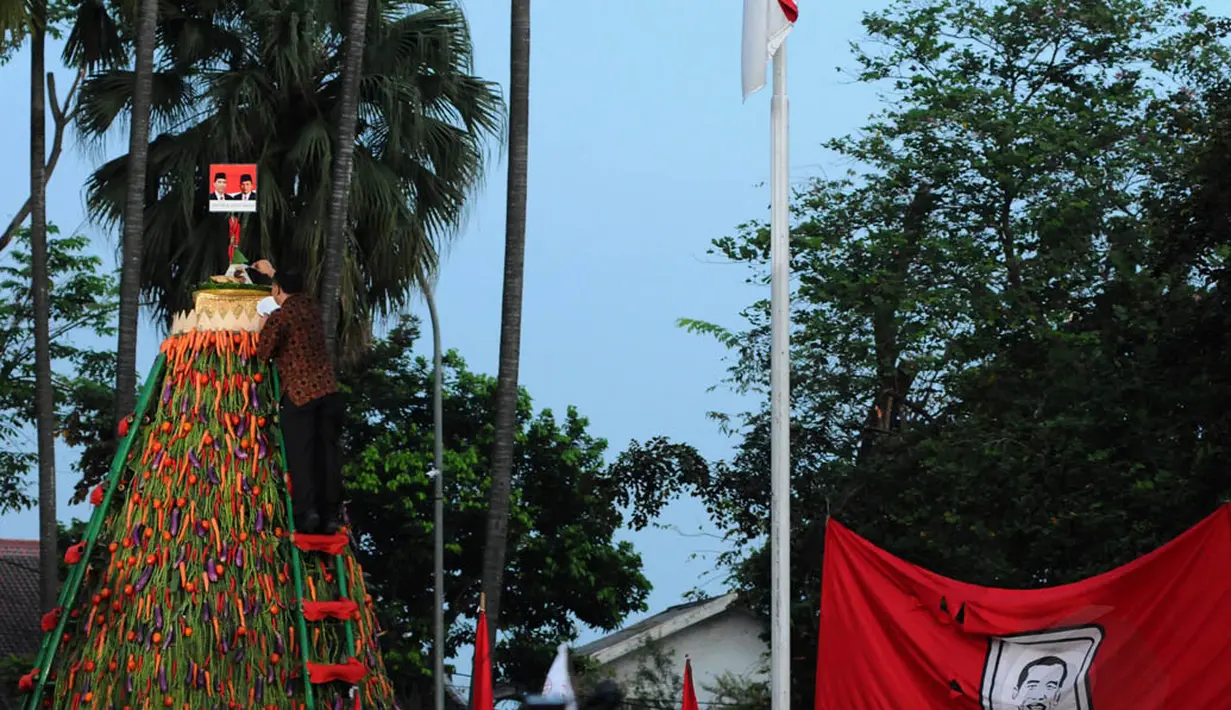 Dalam acara tersebut terdapat pemotongan tumpeng setinggi tujuh meter yang merupakan simbol bahwa Jokowi merupakan Presiden ke-7 RIyang dipilih rakyat secara demokrasi, Jakarta, Rabu (23/7/14). (Liputan6.com/Andrian M Tunay)
