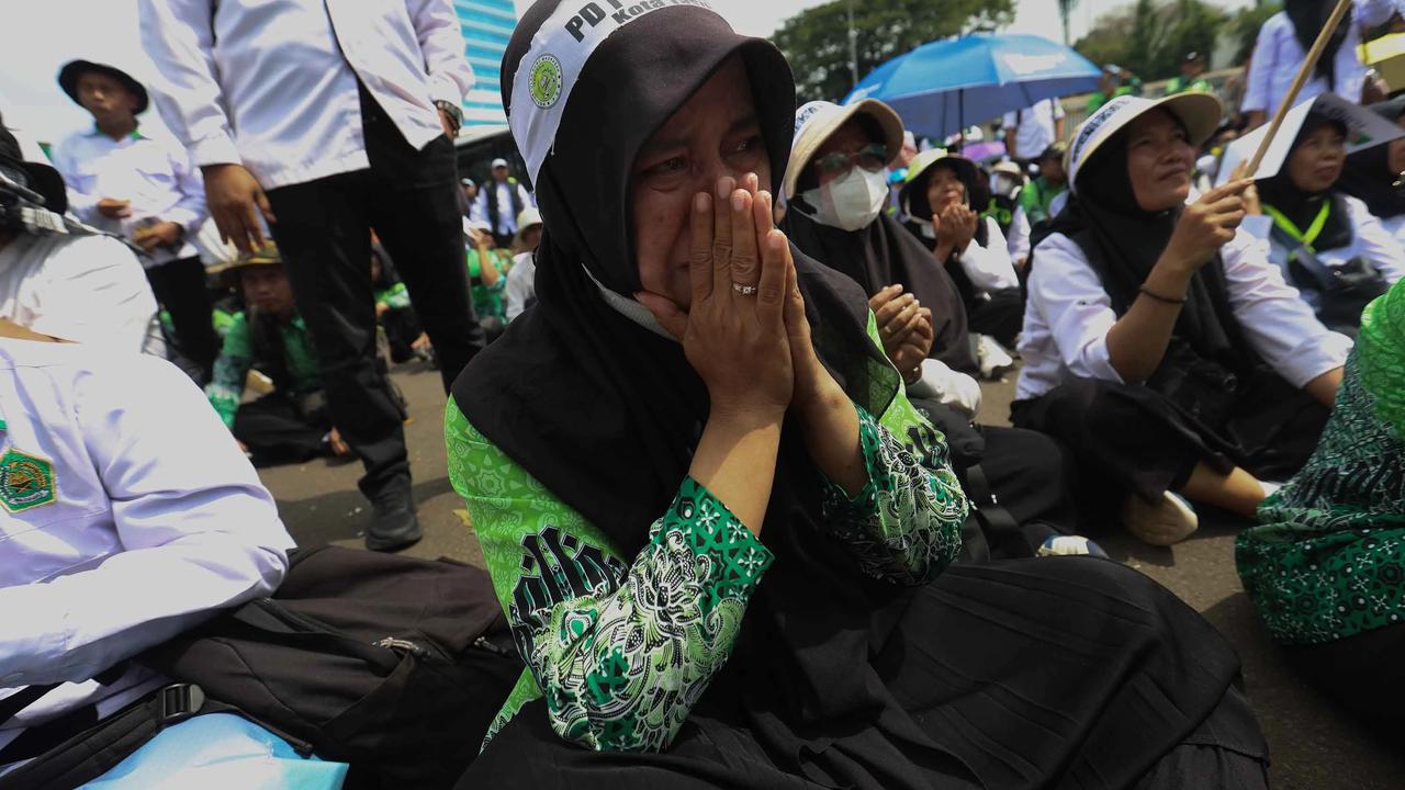 FOTO: Aksi Guru Madrasah Swasta di Depan Gedung DPR