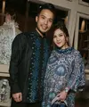 Hadir di fashion show Biyan, Jessica Mila mengenakan dress warna biru bermotif. Yakup dengan kemeja lengan panjang hitam ditambah embroidery biru. &nbsp;[@jscmila]