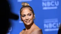 Jennifer Lopez selingkuhi mantan suaminya Chris Judd dengan Ben Affleck pada 2003 lalu. (ANGELA WEISS / AFP)