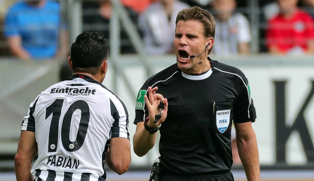 Wasit Felix Brych, bersitegang dengan pemain Frankfurt, Marco Fabian, saat pertandingan antara Frankfurt melawan RB Leipzig pada laga lanjutan Bundes liga di Frankfurt, Jerman (20/05/2017). (EPA/Armando Babani)