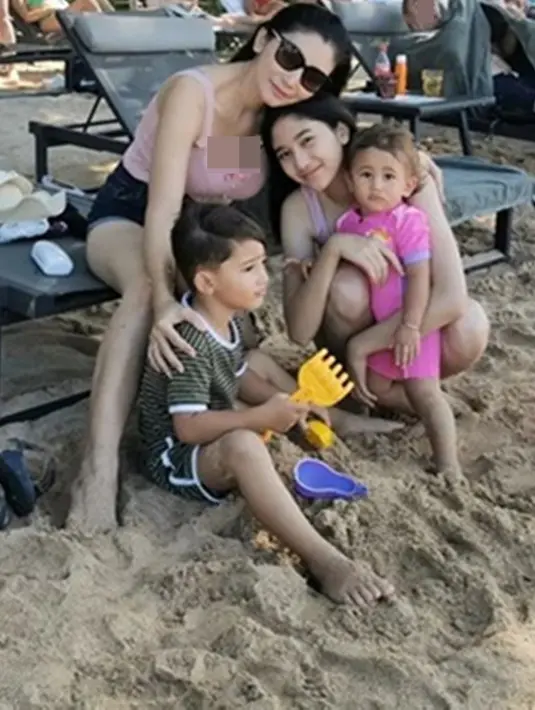 Seperti potretnya yang satu ini. Baby mengajak ketiga buah hatinya liburan di Bali. Anak-anaknya pun terlihat begitu senang bisa bermain di pantai. Penampilan Baby yang awet muda pun menuai pujian. Tak heran, jika ia dijuluki hot mom karena bisa mempertahankan body goals di usia yang hampir menginjak kepala empat. (Liputan6.com/IG/@babymargaretha1)