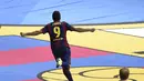 Luis Suarez melakukan selebrasi usai mencetak gol kedua Barcelona ke gawang Juventus di laga final Liga Champions 2014-2015 di Olympiastadion, Berlin, Minggu (7/6/2015). Barcelona keluar sebagai pemenang dengan skor 3-1. (AFP Photo/Patrik Stollarz)